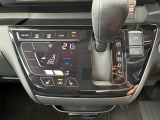 オートエアコンでパネルタッチするだけで操作が可能です(^^)☆AUTOにすれば簡単に車内の空調を快適に調整してくれます♪嬉しいシートヒーター付き(^^)