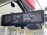 【スマートルームミラー】バックドアについてますカメラと連動して、後方の映像がルームミラーに映ります。