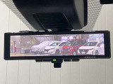 【インテリジェント ルームミラー】車両後方のカメラ映像をミラー面に映し出すので、車内の状況や、天候などに影響されずいつでもクリアな後方視界が得られます!