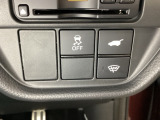 VSA装備車です。VSAはドライバーの操作と車の動きを見守っています。もし車の挙動が乱れたとき、4輪別々にブレーキをかけたり、エンジンパワーをしぼることによって車を安定させます。