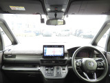 運転を気分よく楽しむための工夫のひとつとして、高い剛性をもたせた極細フロントピラーを採用。 前方の死角を減らし、交差点などでの安心感を高める、良好な視界にこだわりました。