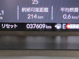 視認性に優れたメーターを採用しており、走行中でも車速や情報が分かりやすく表示されます。運転時の視線移動をむりのない範囲に抑え、快適で安心感のあるドライブをサポートします。