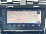 スマートフォン用アプリ[Apple CarPlay][Android Auto]対応の純正ナビ Discover Pro を装備、ラジオのほか、USB、Bluetoothハンズフリー通話にも対応。