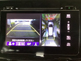 バックギアに入れますとご覧のような画像に自動的に切り替わります。車庫入れ時に役立ちます。
