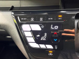 【オートエアコン】一度お好みの温度に設定すれば、車内の温度を検知し風量や温度を自動で調整。暑い&hellip;寒い&hellip;と何度もスイッチ操作をする必要はありません。快適な車内空間には必須の機能ですね♪