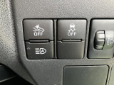 運転席横にあるスイッチ類です。スマートアシストやアイドリングストップ、横滑り防止機能をOFFにするもの、オートハイビーム機能をONにするものです。