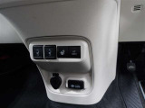 運転席・助手席は共にシートヒーター付なので、寒い日の朝の通勤も快適です♪