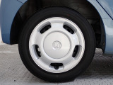 ホイールは車のデザインにマッチした専用タイプです。