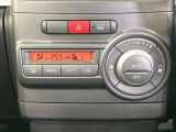 【オートエアコン】一度お好みの温度に設定すれば、車内の温度を検知し風量や温度を自動で調整。暑い&hellip;寒い&hellip;と何度もスイッチ操作をする必要はありません。快適な車内空間には必須の機能ですね♪