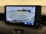 リバースギアに入れるだけで後方の表示へ切り替わります。夜間や雨の日の駐車も楽になりますよ。