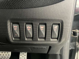 メモリー付きパワーシートが装備されている車両はシートの位置・ドアミラーの角度・ハンドルの位置を3名まで記憶出来ます。