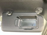 【運転席サンバイザー】鏡が付いているのでメイク直しなどにも便利★