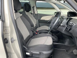 ●前席:ゆったりとしたドライバースペースで、長時間の運転でも快適にお過ごしいただけます。
