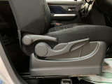 運転席に座面を上下できるシートリフターが装備しており、ドライバーさんの体型によって最適なシートポジションで運転していただけます。