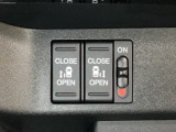 リアドアは乗り降りに便利な両側電動スライドドアです。また運転席に座っていながらスイッチ操作で自在にスライドドアを開け閉めできます。