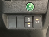 ハンドルの右側にはVSA(ABS+TCS+横滑り抑制)の解除スイッチがついています。燃費に役立つECONボタンもここです。