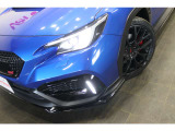 【LEDアクセサリーライナー】SUBARU車の定番となった各車専用デザインのLEDアクセサリーライナー。点灯時のフラットな発行だけでなく、消灯時のミラーフィニッシュも魅力的です。