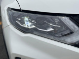 【LEDヘッドライト】悪天候や夜間走行時も良好な視界を確保し安心して運転できる高輝度LEDヘッドライトを装備!点灯速度が早く、消費電力も抑えられています。