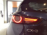 CX-3のテールライトは、水平基調のシャープなデザインと、リング状に点灯するLEDの立体的な造形が特徴です。