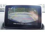 ギアをRに入れるとバックカメラの画面になりガイドが表示されますのでバック時も安心してください。視覚は大事ですね!