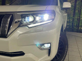 【LEDヘッドライト】悪天候や夜間走行時も良好な視界を確保し安心して運転できる高輝度LEDヘッドライトを装備!点灯速度が早く、消費電力も抑えられています。