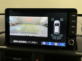 リバースギアに入れるだけで後方の表示へ切り替わります。夜間や雨の日の駐車も楽になりますよ。