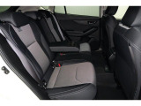 リアシートのセンターアムレストには2つのカップフォルダーつきで、車内全員がゆったりお過ごしいただけます!!