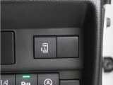 左側パワースライドドア付き!挟み込み防止機能でお子さまの乗り降りも安心です。さらに車内・車外のドアハンドルはもちろん、運転席スイッチやリモコンキーからも開閉できるので、大変便利な装備です!