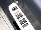 【電動格納ミラー】サイドミラーは電動格納式となっており、狭い駐車場でもキズがつくリスクを抑えられます。