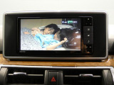 【車内でのひとときを楽しく】テレビなどのメディア再生機能も備わっています。休憩中や待ち合わせの時間も、退屈せずに過ごせる嬉しい装備です。