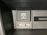 助手席前には横長のトレーとアクセサリーソケットがついています。その下に充電可能なUSB端子が2個ついていますので、手前のトレーにスマートフォンを置いて移動中でも充電できるので便利です。