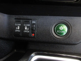 両側電動スライドドア。荷物で手が塞がる時など簡単にドアの開閉が出来ます。葉っぱのマークのECONスイッチ。スイッチをONにするだけで、エンジンやエアコンなどを協調制御。燃費の向上に貢献します。