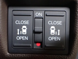 運転席からもスライドドアをボタン操作でスピーディーに開閉できます!またスマートキーでも操作できるので便利です。