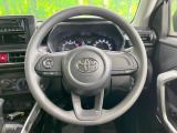 インテリアに合わせたデザインのステアリングは、運転される方のことも考え、運転しやすい形状、大きさです。是非一度、実際に触ってお確かめください。