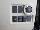 《パワーウインドウスイッチ》車の基本装備のひとつのパワーウインドウです。オート機能もあって、押し方の強弱で調整も出来ます。