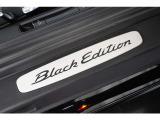 Black Editionロゴ入りスカッフプレート。991の中でも所有欲を満たしてくれます。