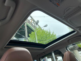 【サンルーフ】開放感たっぷりの希少装備、サンルーフが装着されています!車内に明かりを取り入れたり景色を楽しむ以外にも、車内の空気も簡単に換気できて快適です!
