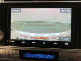 【バックガイドモニター】ガイド線はハンドルと連動しているので、予想進路に合わせてガイド線が動きます!カメラについた水滴を風で吹き飛ばす雨滴除去機能付き!雨天時の後方視界の確保に役立ちます!