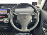 インテリアに合わせたデザインのステアリングは、運転される方のことも考え、運転しやすい形状、大きさです。是非一度、実際に触ってお確かめください。