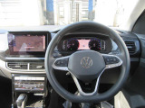 運転席です。ボタン類も操作しやすいです。