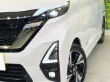 【LEDヘッドライト】悪天候や夜間走行時も良好な視界を確保し安心して運転できる高輝度LEDヘッドライトを装備!点灯速度が早く、消費電力も抑えられています。