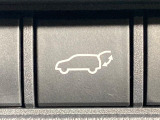 【パワーバックドア】スマートキーや運転席のボタンを押すだけでリアゲートが自動で開閉します!荷物を持っている時や、高い位置にあるバックドアを閉める際に便利な機能です♪