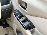 運転席側のドア部。こちらのスイッチでドアミラーの角度調整やパワーウィンドーの操作が可能になります。