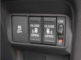 【両側電動スライドドア】ボタンを押すだけでスライドドアの開閉が可能。もちろんキーからの操作も可能。お子様を抱いている時・両手いっぱいの荷物を持ってる時など非常に役立ちます。