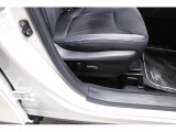 シートポジションの細やかな調整が可能な運転席10ウェイパワーシートは指先一つで操作可能です、快適なポジションで素敵なドライブをお楽しみいただけます♪