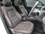 運転席のドアを開け、乗り込む際のイメージです。足元には純正フロアマットも敷かれています。