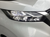 明るく白い光のLEDヘッドライトにより、夜間でも遠くまで見通しやすく、安全性が高まります。