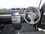 運転席周りのレイアウトをご覧ください。ナビゲーションが綺麗に装着されすっきり収まってますね!