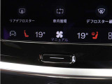 フロントシートには、シートヒーターに加えステアリングホイールヒーターも装備しています。シートヒーターはフロントだけでなくリアシートにも装備。4席で独立した調整が可能です。