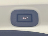 【パワーバックドア】スマートキーや運転席のボタンを押すだけでリアゲートが自動で開閉します!荷物を持っている時や、高い位置にあるバックドアを閉める際に便利な機能です♪